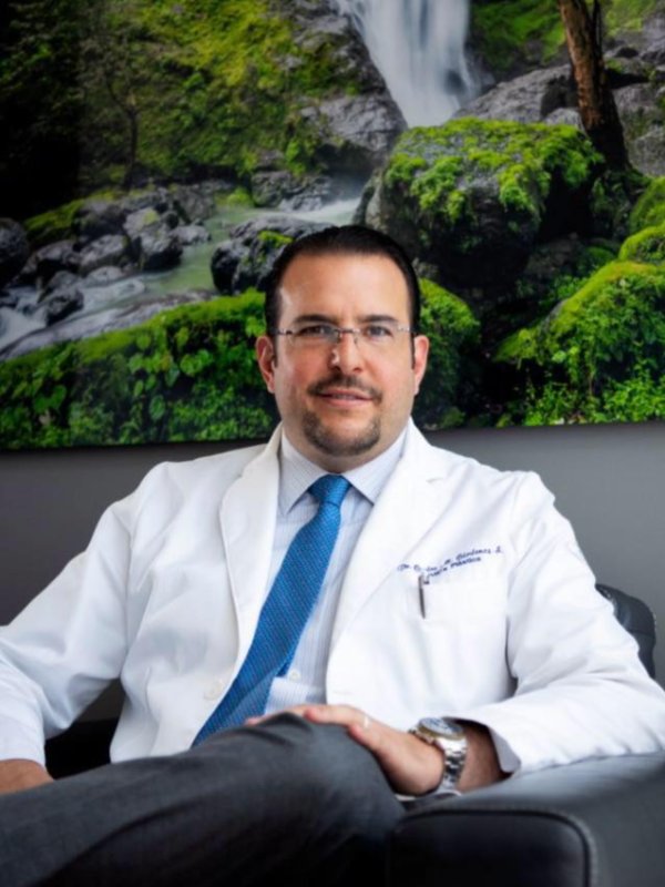 Fotografía delDr. Carlos Michel Cárdenas Salomón