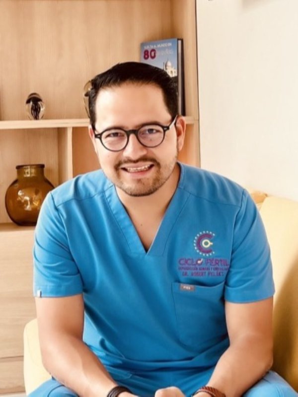 Fotografía delDr. Robert Pelaez Luengas